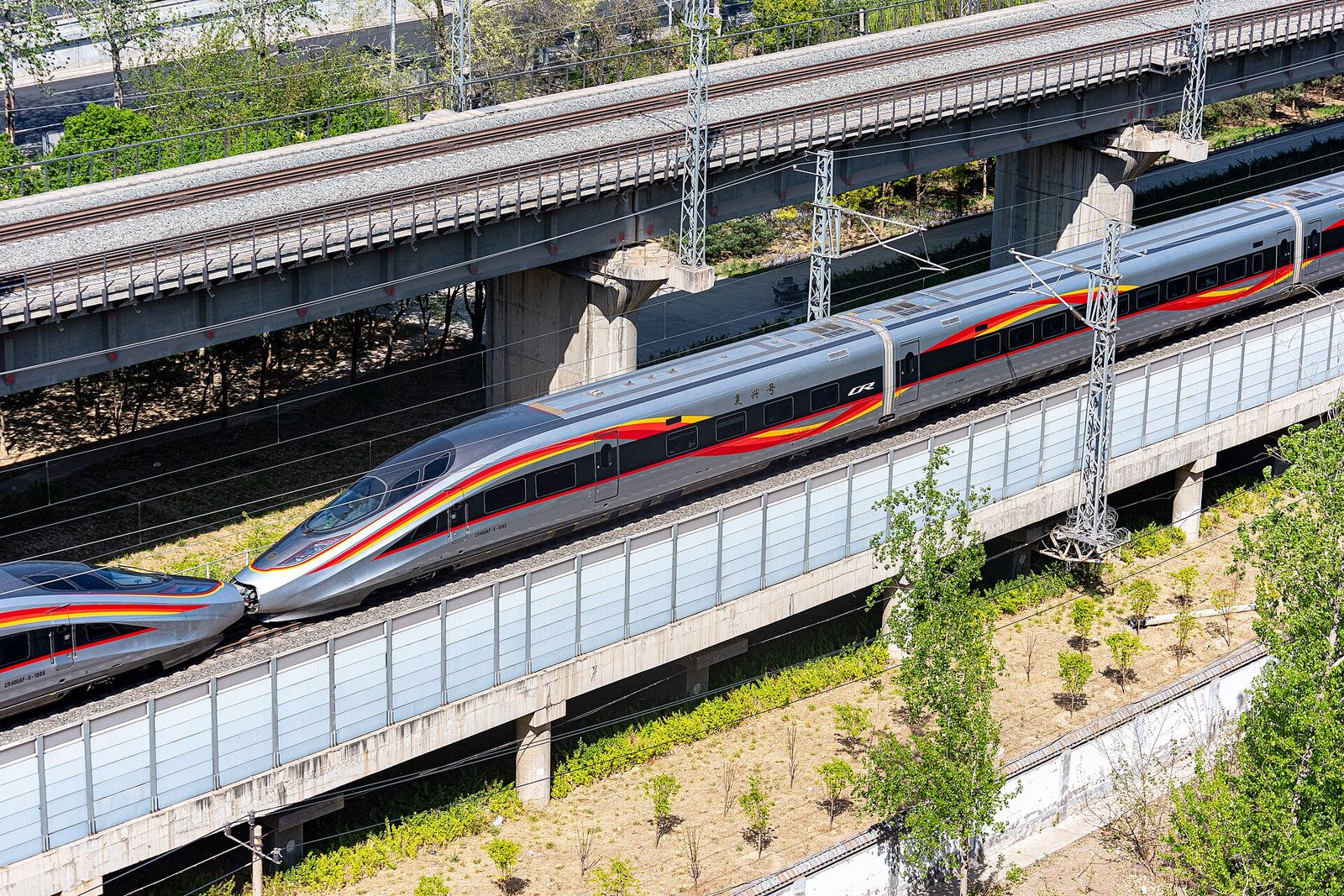 复兴号 CR400AF-S 型技术提升动车组