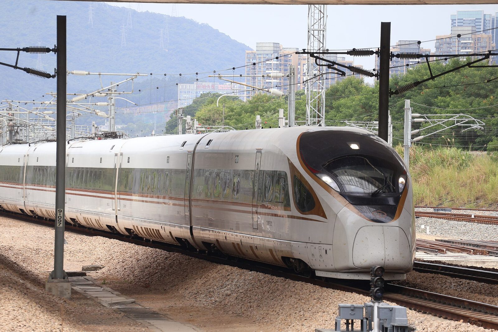 复兴号 CR400BF 型电力动车组